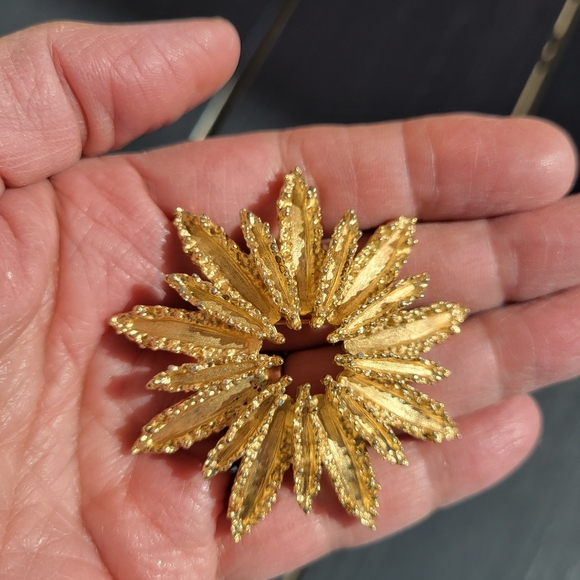 Vintage Avon Starburst Flower Brooch ~ Gold-tone ~ 1970s? Pretty! - Picture 8 of 15